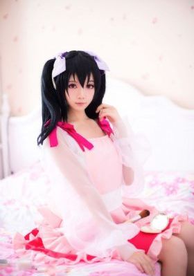 护士趴下光屁股翘臀被打的