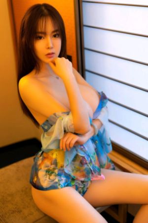 他解开女警的乳罩慢慢揉电影